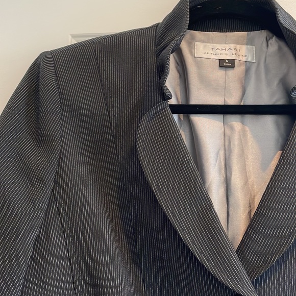 Gorgeous Tahari size 6 pinstriped black blazer - Picture 5 of 9